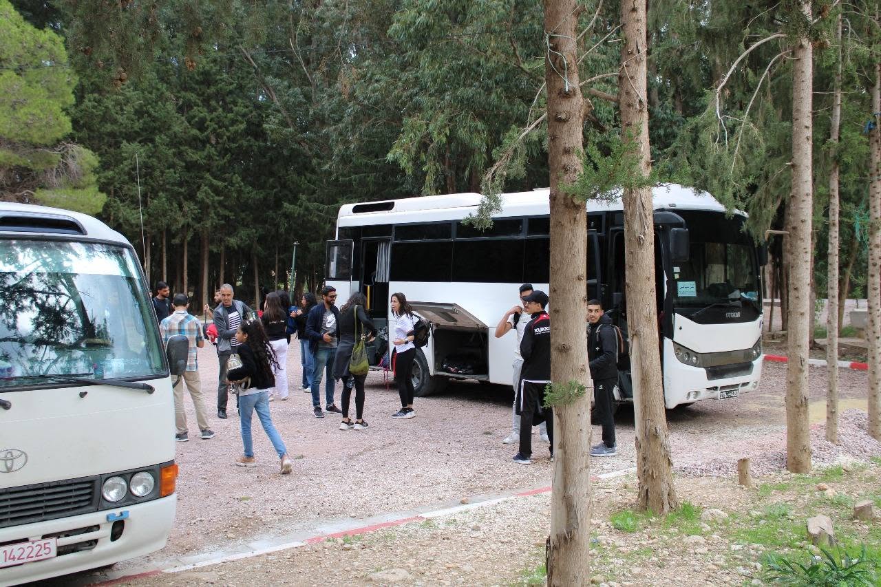 Autocars et visiteurs dans le parc du centre
