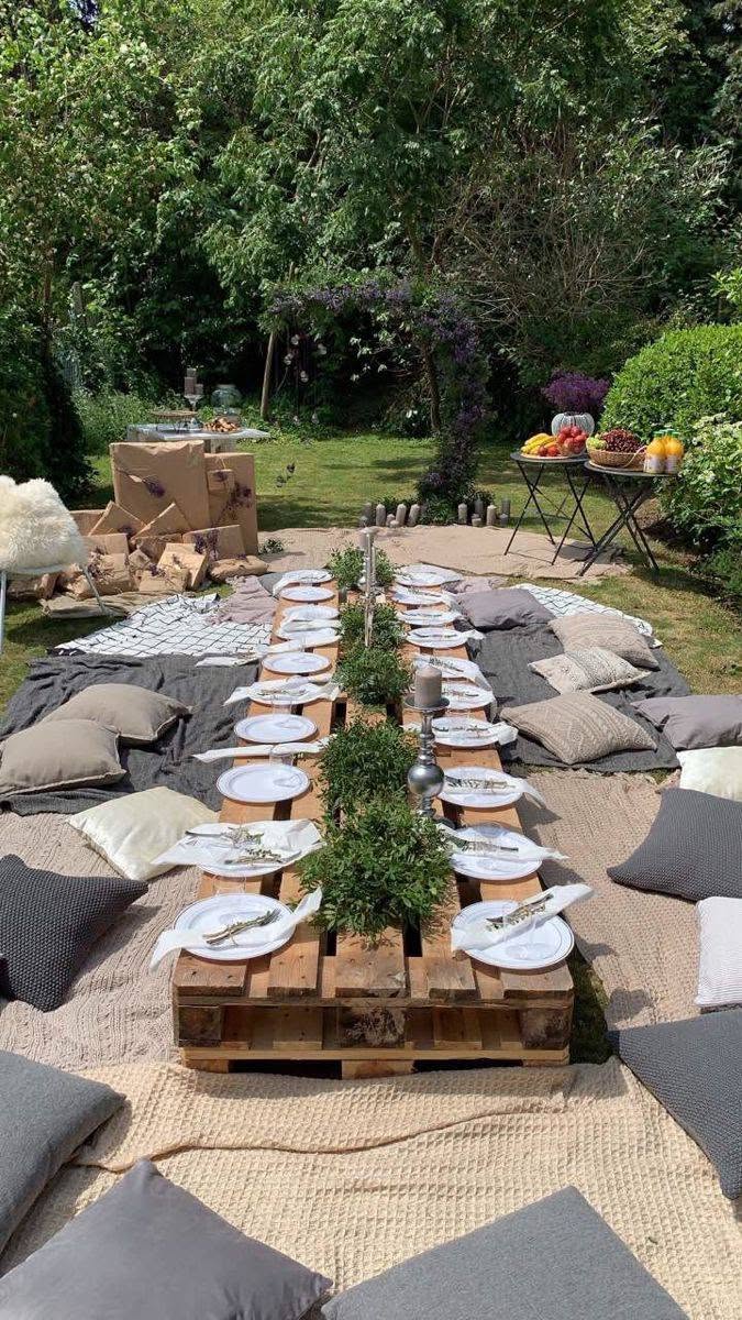 Table dressée dans un jardin pour un événement La Mira