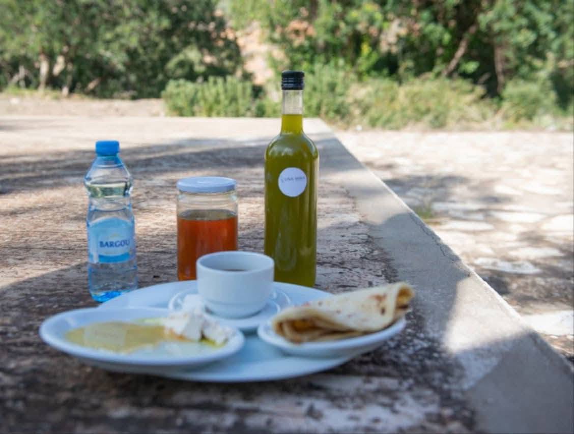 Petit-déjeuner servi en plein air par La Mira