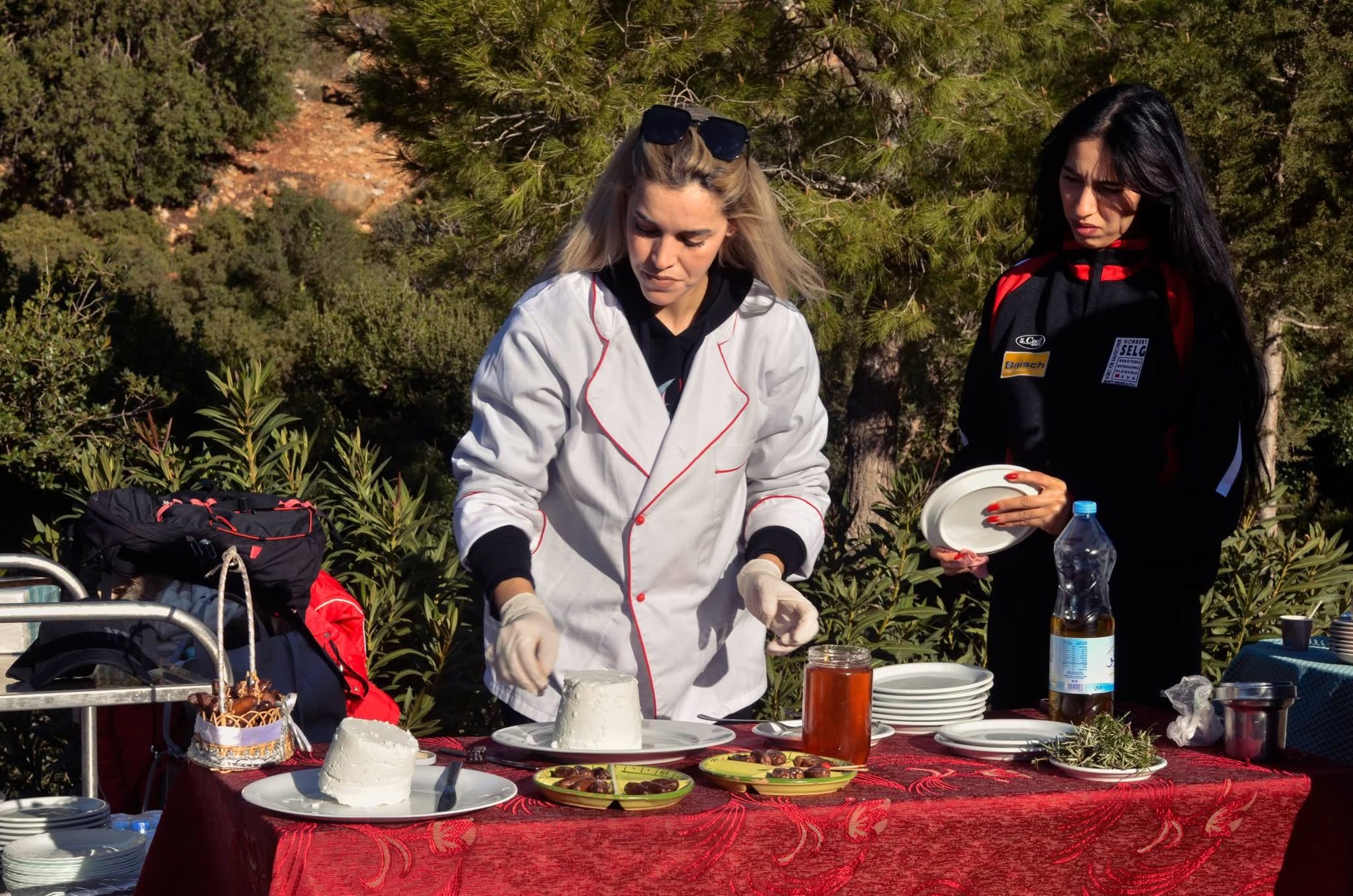 Préparation d'un repas en extérieur par l'équipe La Mira